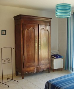 la location de vacances en breatgne,poss�de de vieux meubles bretons comme cette armoire en ch^ne.