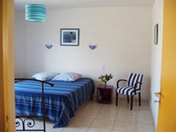 la chambre bleue du gite mer en bretagne peut recevoir une personne � mobilit� r�duite.l