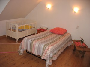 notre location de vacances � plougasnou vous pr�sente la chambre coquelicot avec petite vue mer.