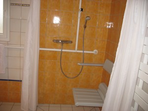 la douche de notre location bretagne poss�de un fauteuil confortable et s�curisant pour les personnes handicap�es et pratique pour beaucoup d'autres.