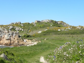 en quittant le g�te vacances-baie de morlaix, le sentier de grande randonn�e passe par la pointe de primel,ce sentier vous m�nera ensuite sur morlaix