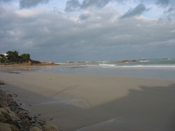 notre gîte, location bretagne vous informe que la plage de sable fin de Trégastel est surveillée en été.Un endroit prisée des familles,accessible aux handicapés