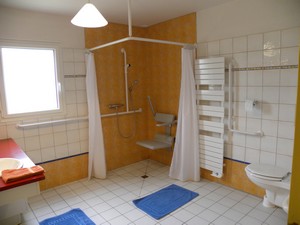 salle d'eau g�te plougasnou en bretagne, adapt� � la mobilit� r�duite, un confort pour tous