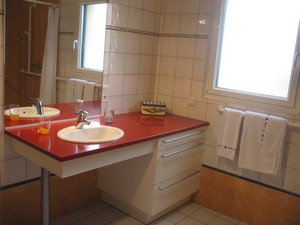 le plan de toilette du gites bretagne est pr�vu pour qu'une personne en fauteuil y acc�de