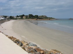 notre gite bretagne location dans le finistère vous informe que la plage de sable de trégastel est surveillée en été